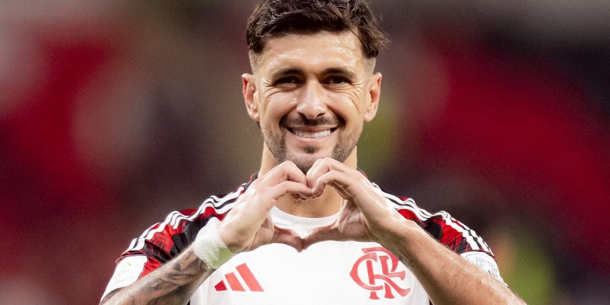 Com dois gols de Arrascaeta, Flamengo bate Cruz Azul e conquista 'Dérbi das Américas'