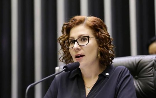 Carla Zambelli mantém mandato após Câmara rejeitar cassação; processo é arquivado