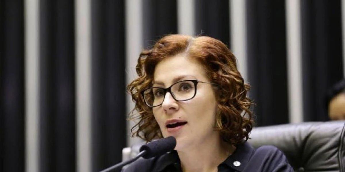 Carla Zambelli mantém mandato após Câmara rejeitar cassação; processo é arquivado