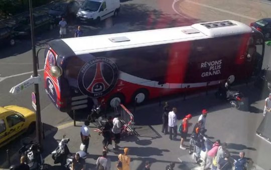 Após jogo pela Champions League, ônibus do Paris Saint-Germain é alvo de ataque