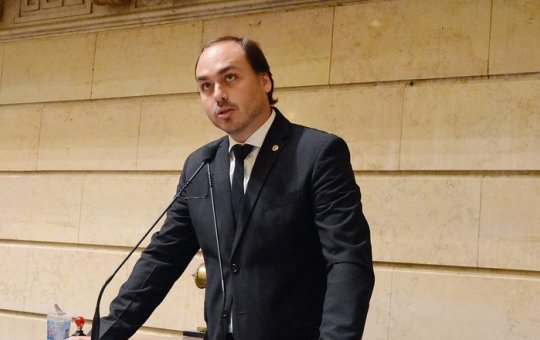 Após sete mandatos, Carlos Bolsonaro anuncia renúncia do cargo de Vereador do Rio de Janeiro 