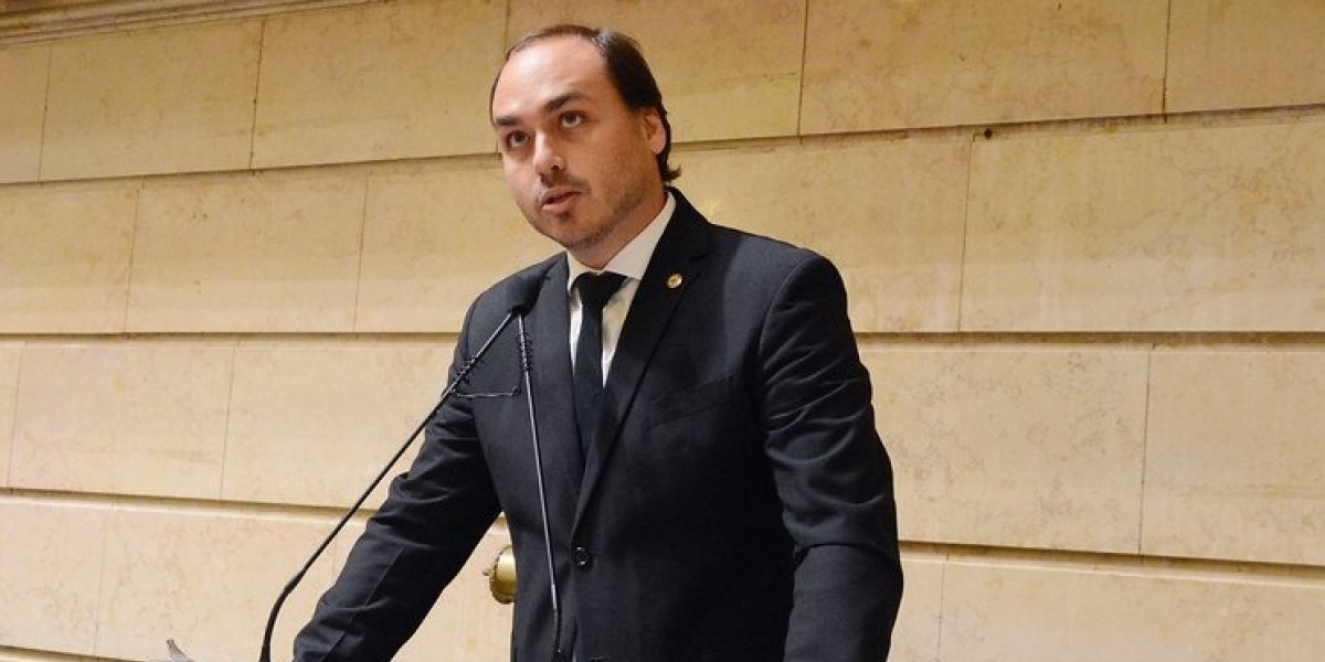 Após sete mandatos, Carlos Bolsonaro anuncia renúncia do cargo de Vereador do Rio de Janeiro 