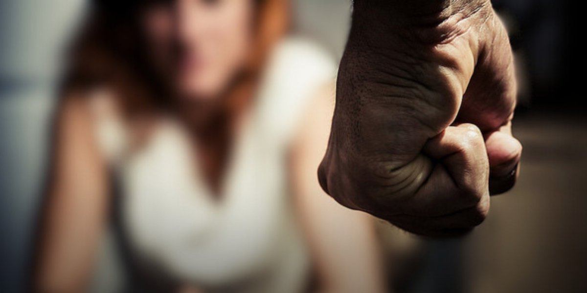 Conheça os códigos e sinais que podem salvar a vida de mulheres vítimas de violência