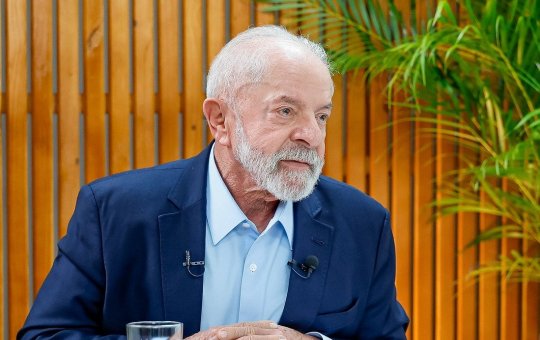 Lula não acredita em candidatura de Flávio Bolsonaro e afirma: 'Quem inventa muito nome é porque não tem nenhum'