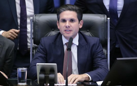 Após decisão do STF, Centrão vê “caminho sem saída” para Hugo Motta no caso Carla Zambelli