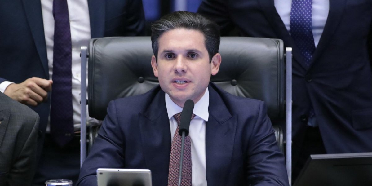 Após decisão do STF, Centrão vê “caminho sem saída” para Hugo Motta no caso Carla Zambelli