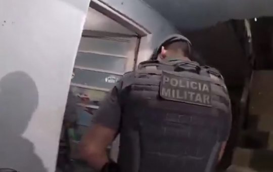 Policiais e bombeiros ficam feridos após mulher em surto provocar explosão dentro de casa
