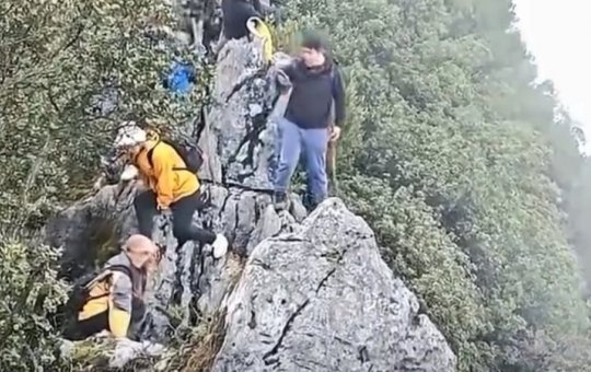 Turista cai de penhasco após tentar tirar foto em ponto turístico da China