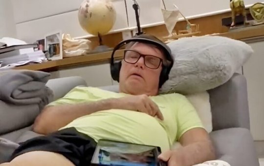 Carlos Bolsonaro divulga vídeo do pai tendo crise de soluço enquanto dorme: 'Doloroso demais'
