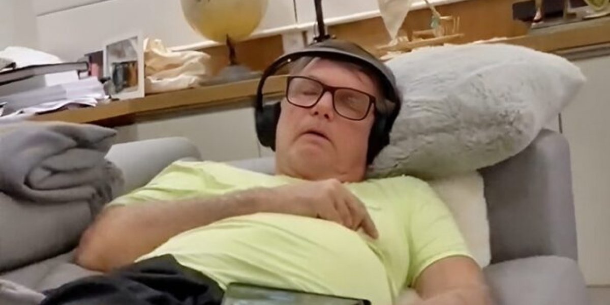 Carlos Bolsonaro divulga vídeo do pai tendo crise de soluço enquanto dorme: 'Doloroso demais'