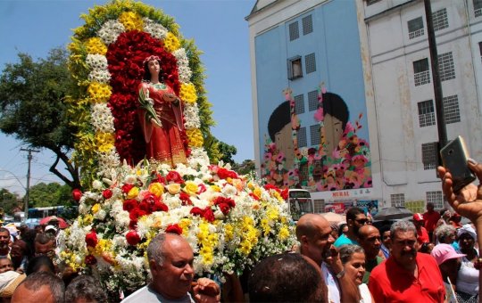 Devotos homenageiam Santa Luzia em Salvador