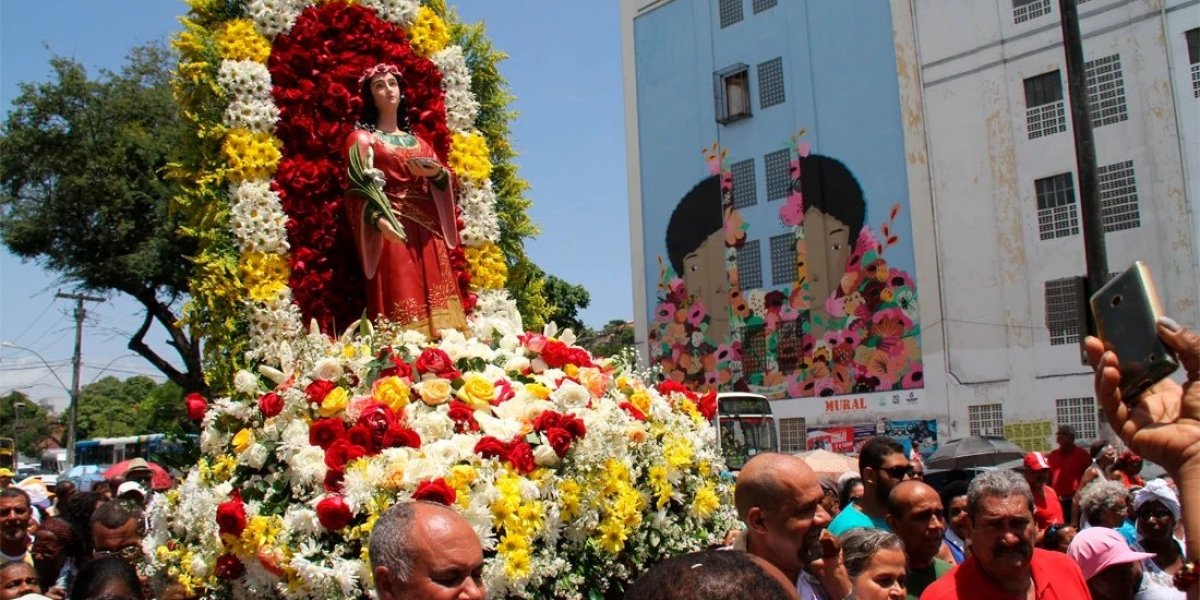 Devotos homenageiam Santa Luzia em Salvador