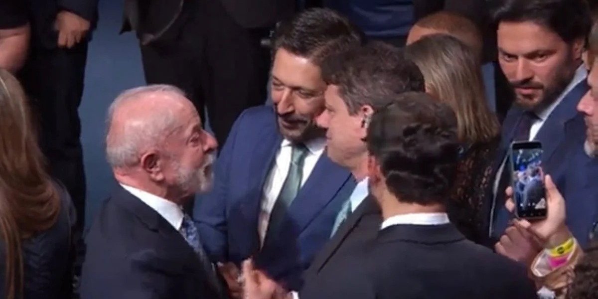 “A culpa é do Tarcísio”, brinca Lula ao comentar apagão em São Paulo