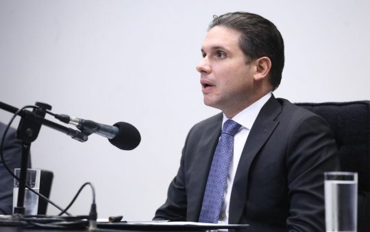 Hugo Motta avalia decisão do STF e pode decretar perda do mandato de Zambelli