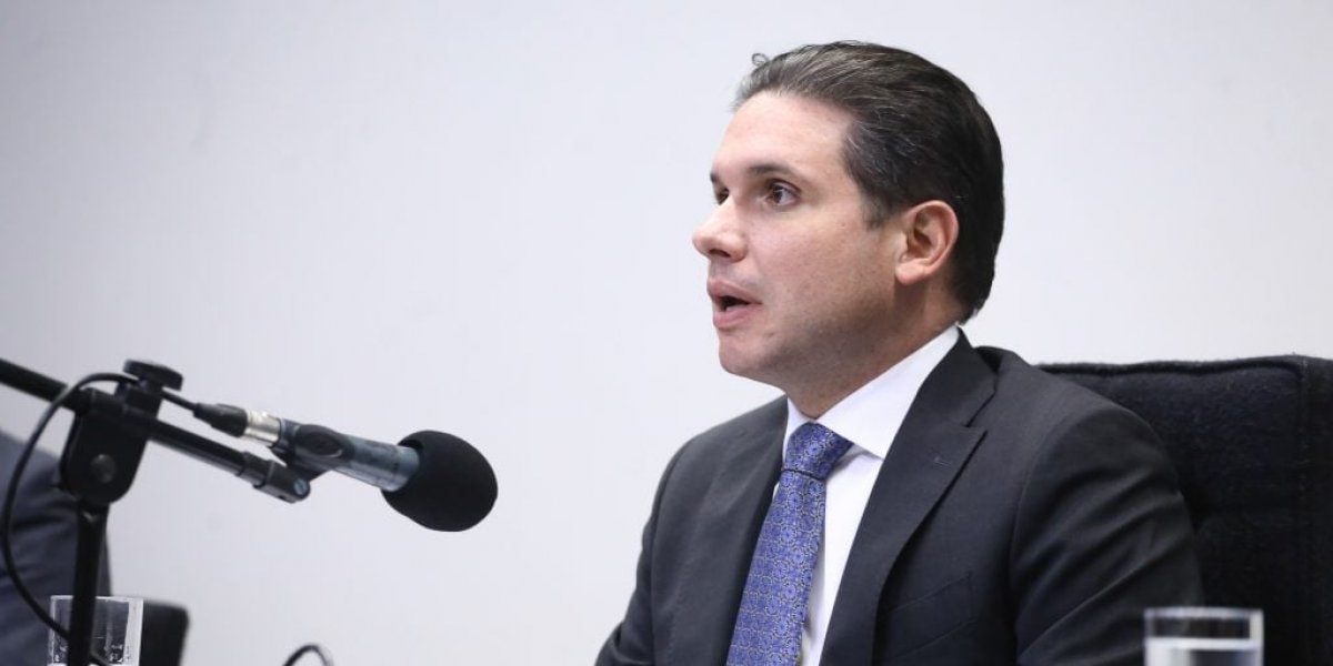 Hugo Motta avalia decisão do STF e pode decretar perda do mandato de Zambelli