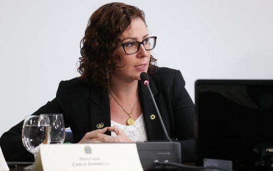 Após decisão do STF, Carla Zambelli renuncia ao cargo de deputada federal