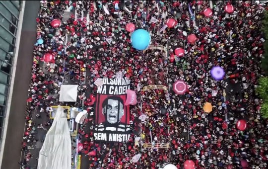Em São Paulo, manifestantes fazem protesto contra o PL da Dosimetria em frente ao Masp