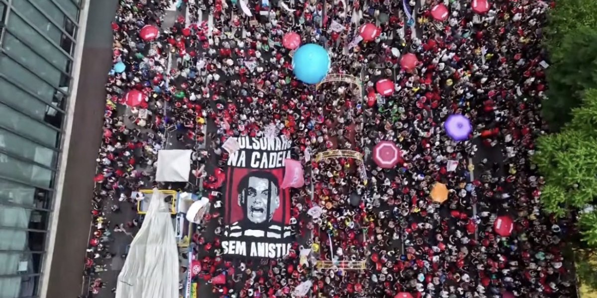 Em São Paulo, manifestantes fazem protesto contra o PL da Dosimetria em frente ao Masp