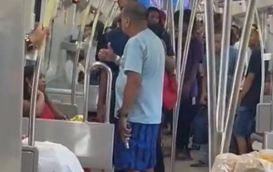 Após desentendimento, policial reformado puxa arma em vagão de metrô de Salvador e deixa passageiros assustados