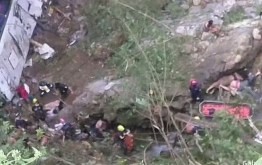 Ônibus escolar cai de penhasco na Colômbia e deixa 17 mortos e 20 feridos