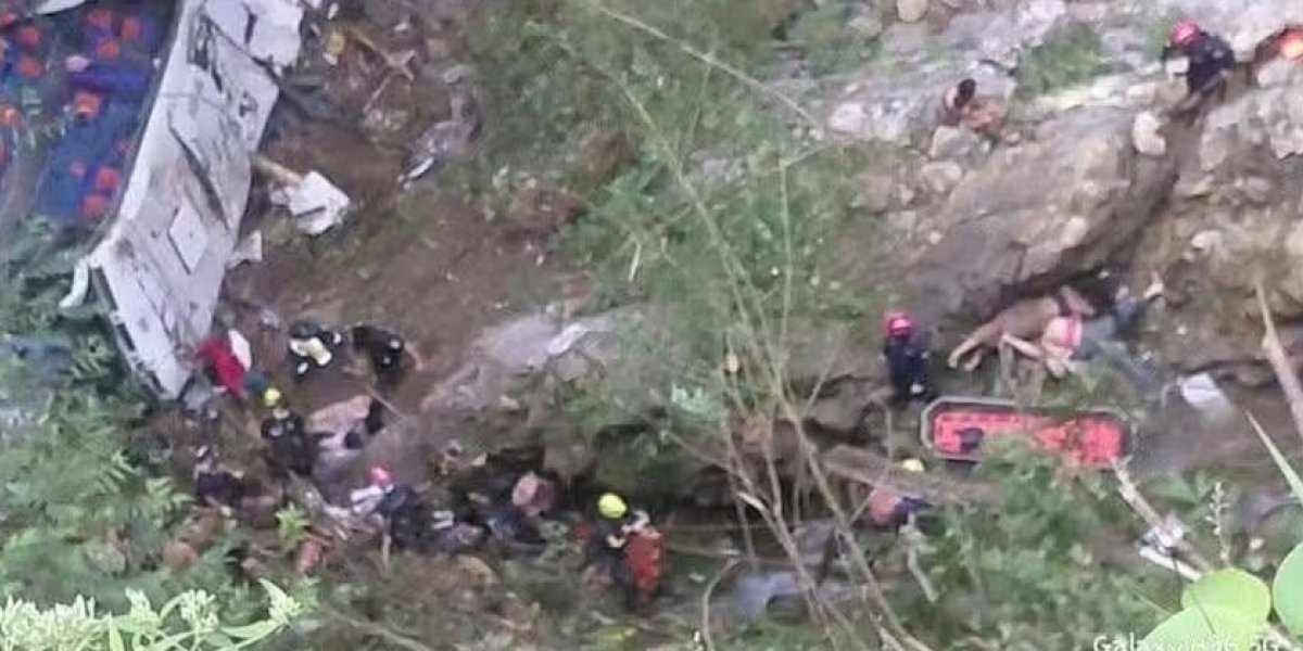 Ônibus escolar cai de penhasco na Colômbia e deixa 17 mortos e 20 feridos