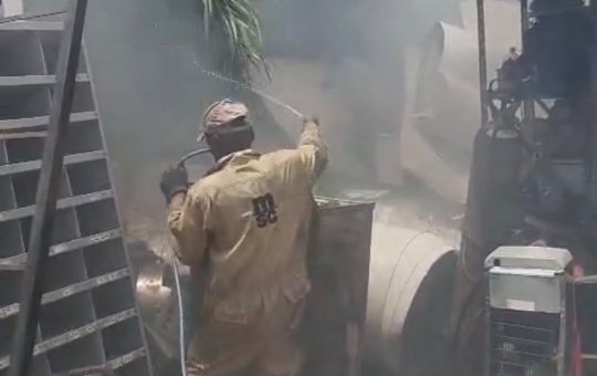 Incêndio atinge ferro-velho em Salvador