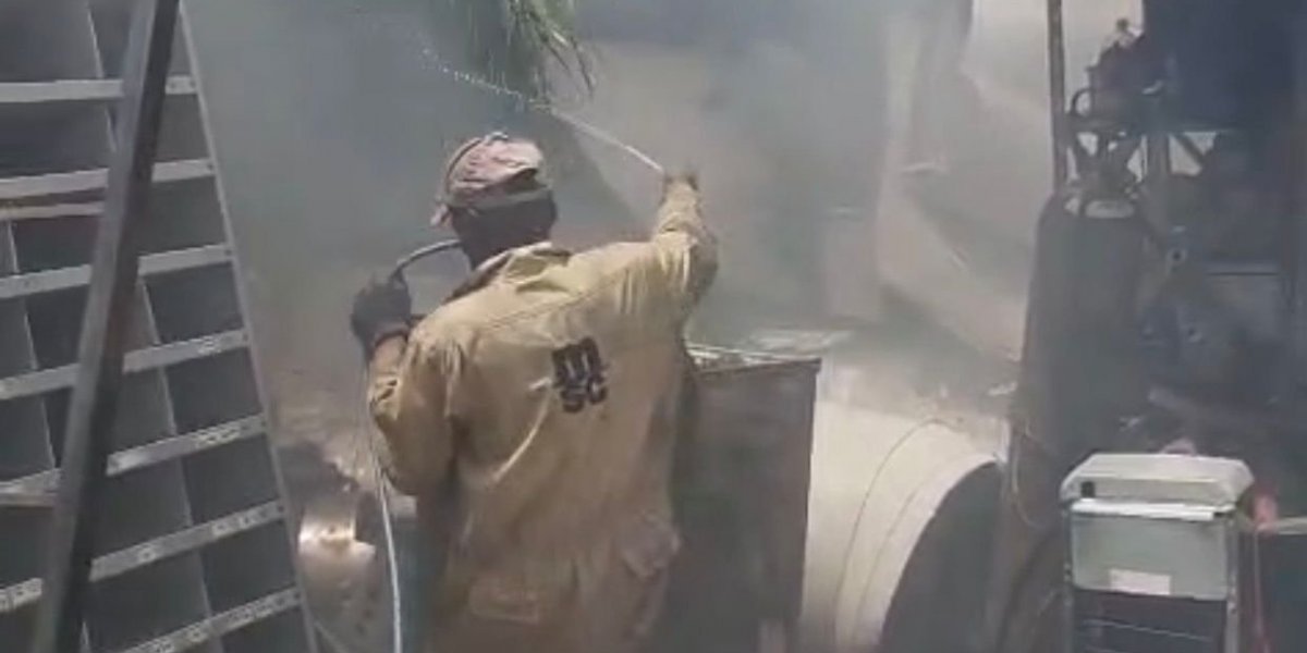 Incêndio atinge ferro-velho em Salvador 