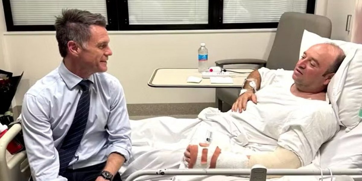 “Herói” que desarmou atirador em praia de Sydney aparece em primeira foto após cirurgia