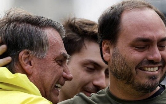 Renúncia de Carlos Bolsonaro é oficializada e ex-vereador disputará por vaga no senado