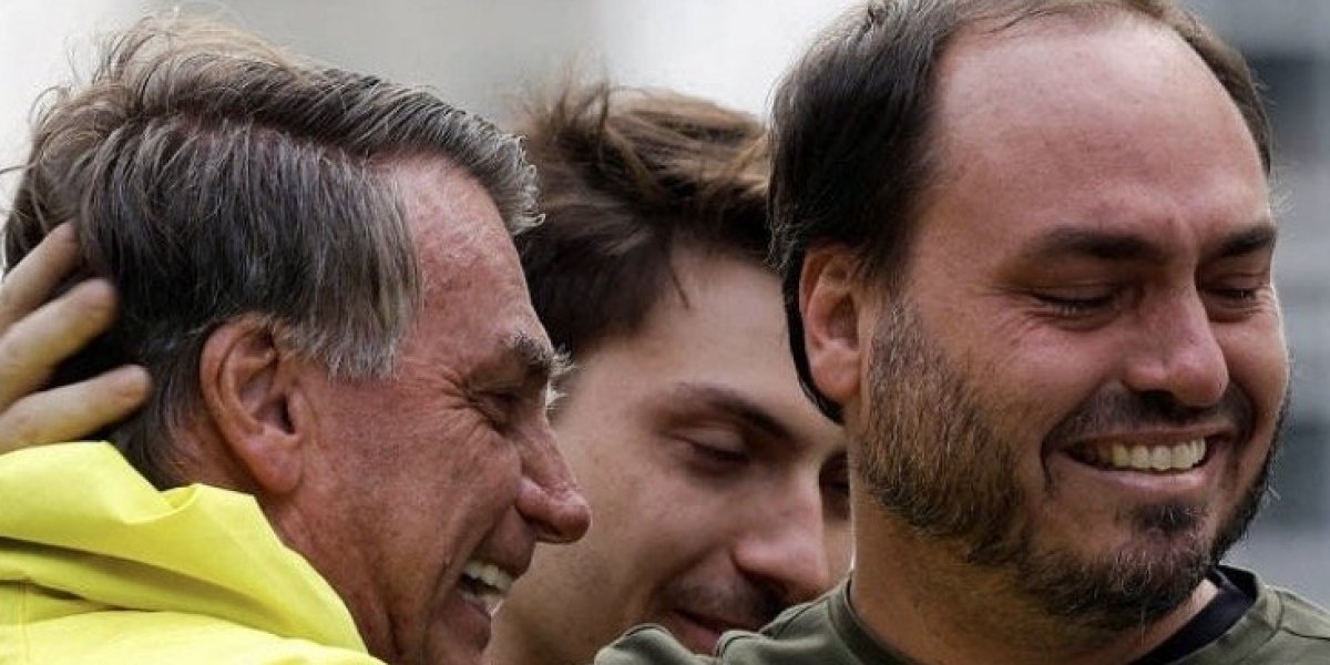 Renúncia de Carlos Bolsonaro é oficializada e ex-vereador disputará por vaga no senado