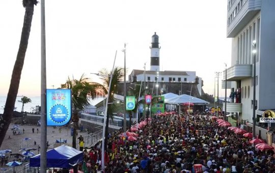 Homens são presos por meio de reconhecimento facial durante passagem dos trios na Barra