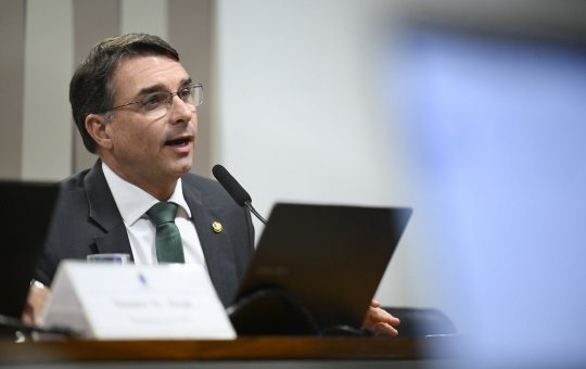 Flávio Bolsonaro entra em polêmica do SBT com Zezé Di Camargo e tem participação no Ratinho cancelada