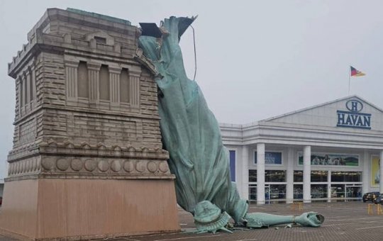 Estátua da Liberdade da Havan desaba durante temporal no Rio Grande do Sul