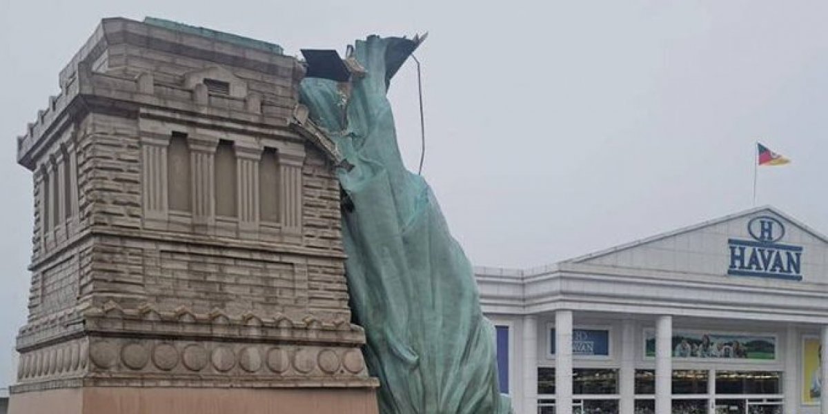 Estátua destruida