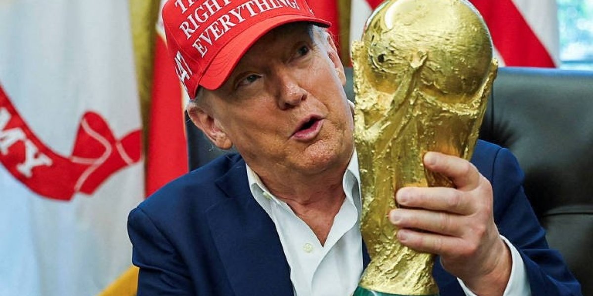 Donald Trump segura a taça da Copa do Mundo