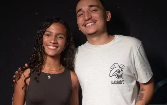 Gente como a gente! Rayssa Leal é flagrada curtindo show de João Gomes na multidão