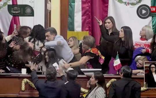 Confusão e agressões entre deputados cancelam sessão no parlamento do México