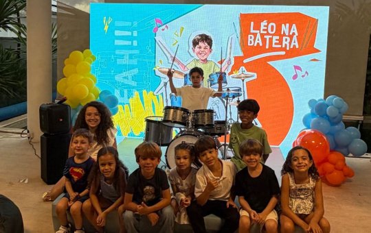 Filho de Marília Mendonça e Murilo Huff aparece tocando bateria durante apresentação e encanta a web