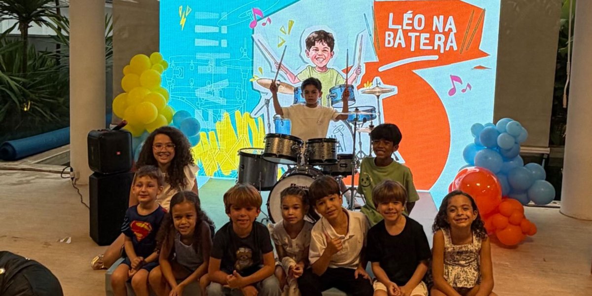 Filho de Marília Mendonça e Murilo Huff aparece tocando bateria durante apresentação e encanta a web