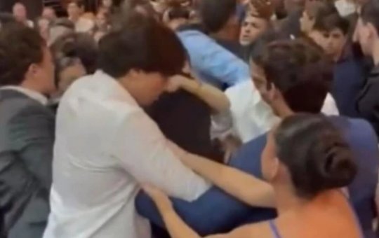 Pai de aluno tenta expulsar DJ em festa de formatura após música de 'baixaria'