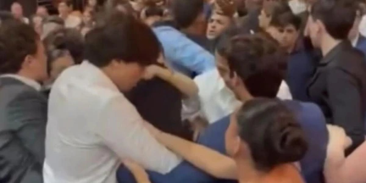 Pai de aluno tenta expulsar DJ em festa de formatura após música de 'baixaria'