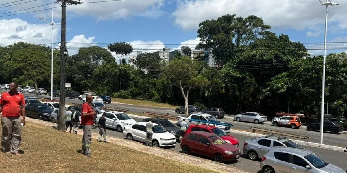 Trabalhadores de telecomunicações protestam em Salvador após mortes no Alto do Cabrito