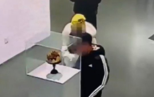 Criança derruba coroa de R$ 1,7 milhão em museu na China