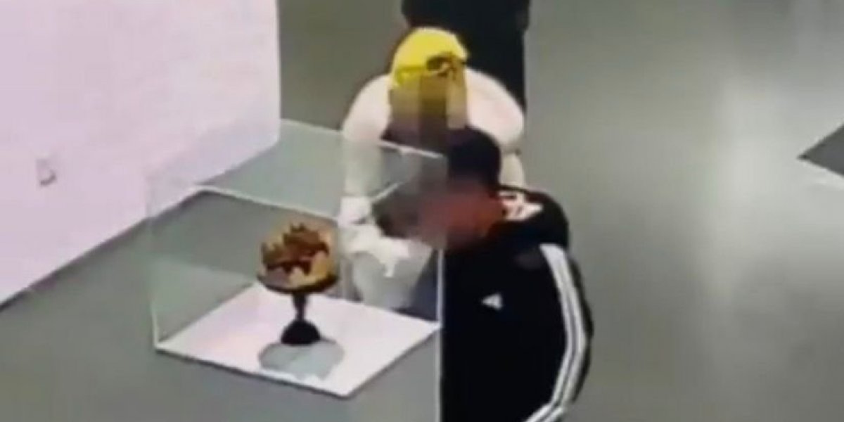 Criança derruba coroa de R$ 1,7 milhão em museu na China