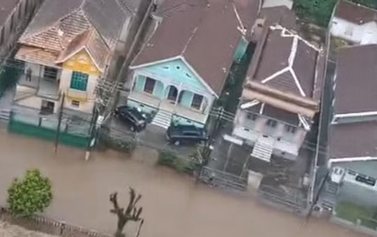 Tempestade transforma ruas de Petrópolis em rios