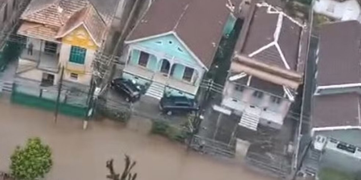 Tempestade transforma ruas de Petrópolis em rios