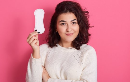 Estudantes inscritos no programa Pé-de-Meia poderão retirar absorventes gratuitos