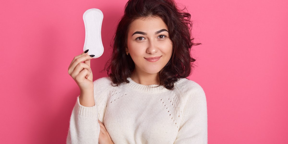 Estudantes inscritos no programa Pé-de-Meia poderão retirar absorventes gratuitos