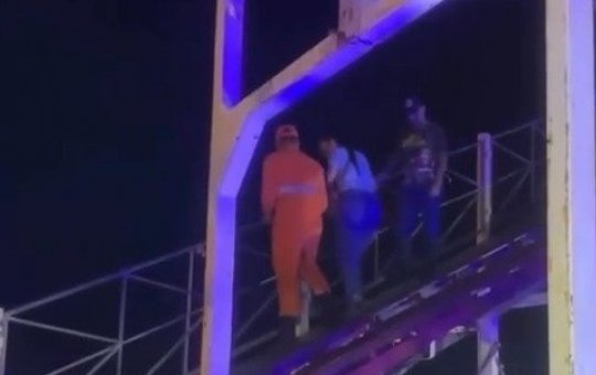 Pessoas ficam presas e são resgatadas após montanha-russa travar em Aracaju