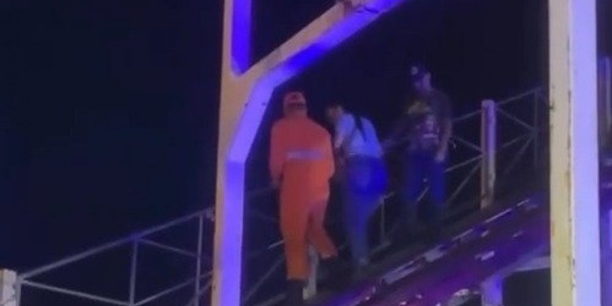 Pessoas ficam presas e são resgatadas após montanha-russa travar em Aracaju